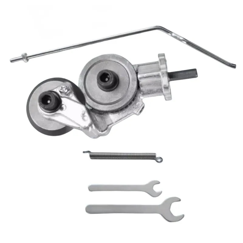 Detailansicht der DrillCut Pro Blechschere in Aktion. Schneidet Stahlblech, Aluminium und Kupfer glatt und sicher.