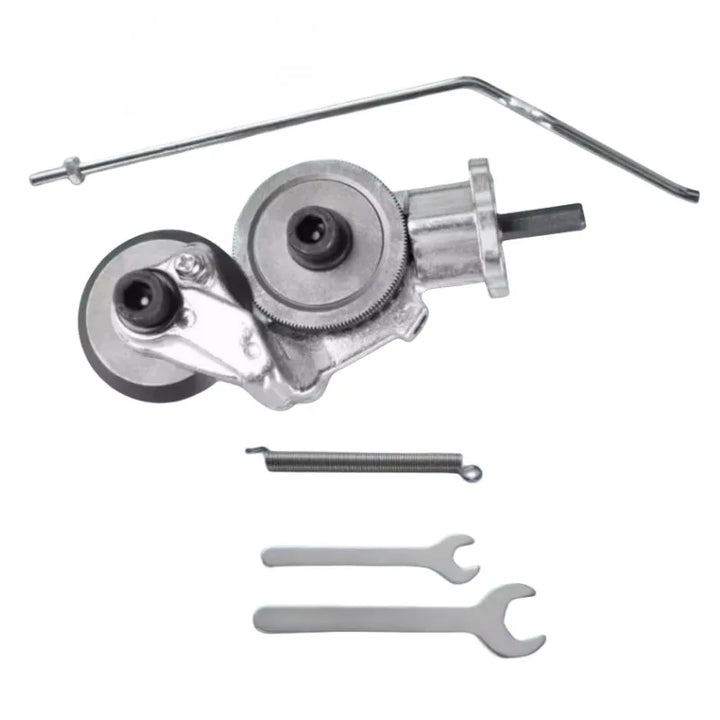 Detailansicht der DrillCut Pro Blechschere in Aktion. Schneidet Stahlblech, Aluminium und Kupfer glatt und sicher.