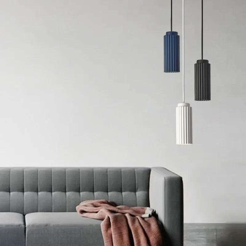 Schwarzblaue BorealLight LED-Pendelleuchte, elegant & modern, skandinavische Hängelampe für Wohnzimmer.
