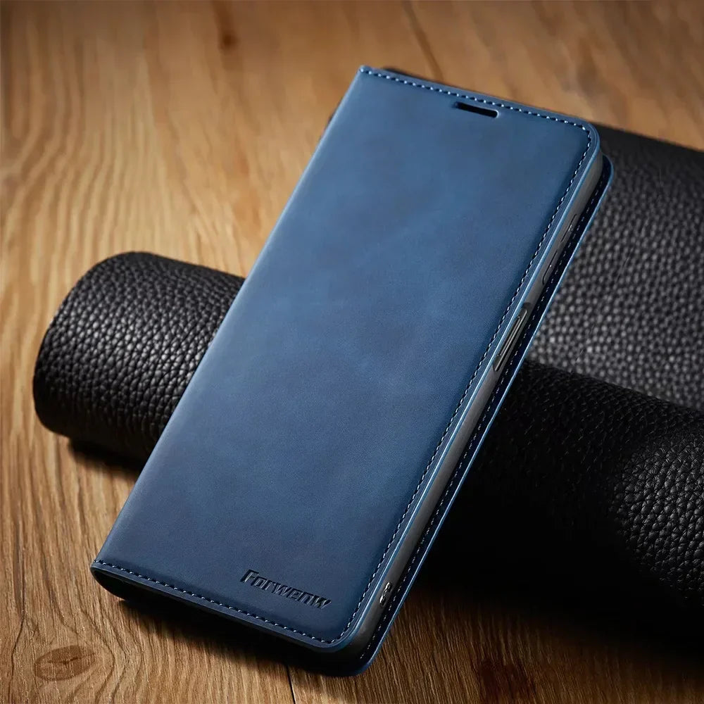 Nahaufnahme: Braune Samsung Lederhülle für Galaxy S24/A53. Zeigt Premium Textur und Magnetverschluss. Stilvolle Schutzhülle.