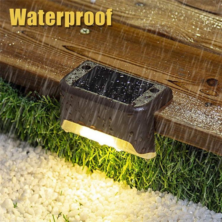 Solarbetriebene braune LED Stufenleuchten, warmweiß, perfekt für Außentreppen.