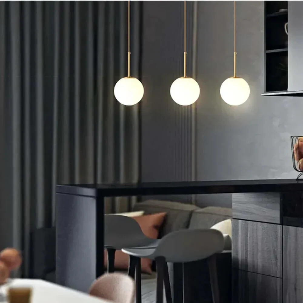 Brehn Mid-Century Modern Pendelleuchte. Designlampe mit schöner Glas-Kugel für warmes Licht.