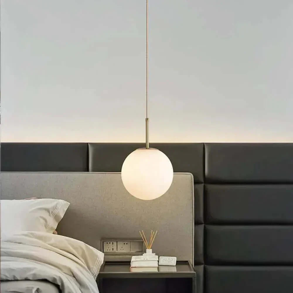 Brehn Mid-Century Design Pendelleuchte mit Glasball. Stilvolle Hängeleuchte, ideale Beleuchtung.