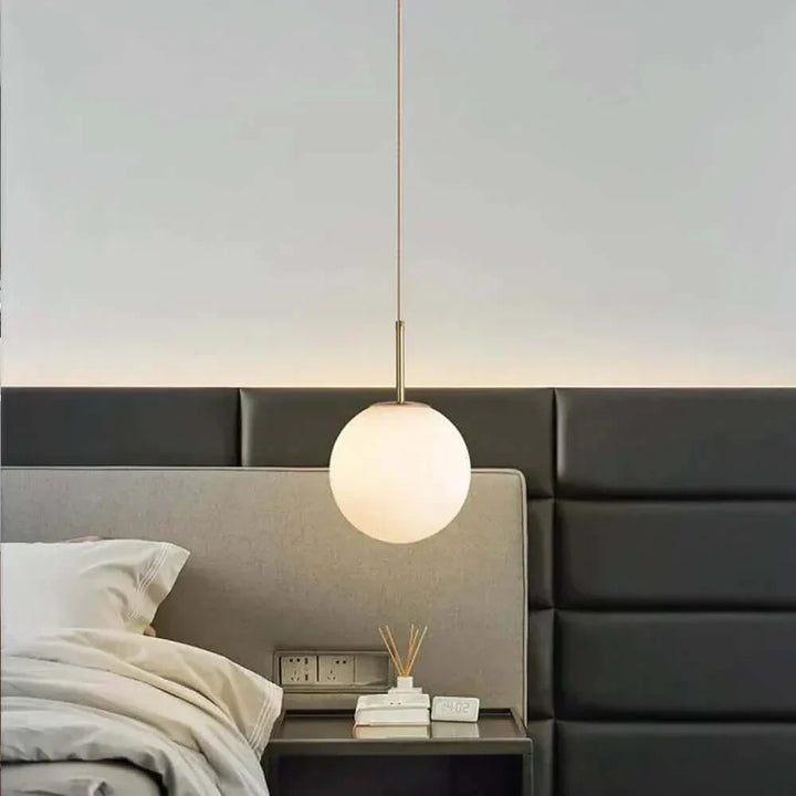 Brehn Mid-Century Design Pendelleuchte mit Glasball. Stilvolle Hängeleuchte, ideale Beleuchtung.