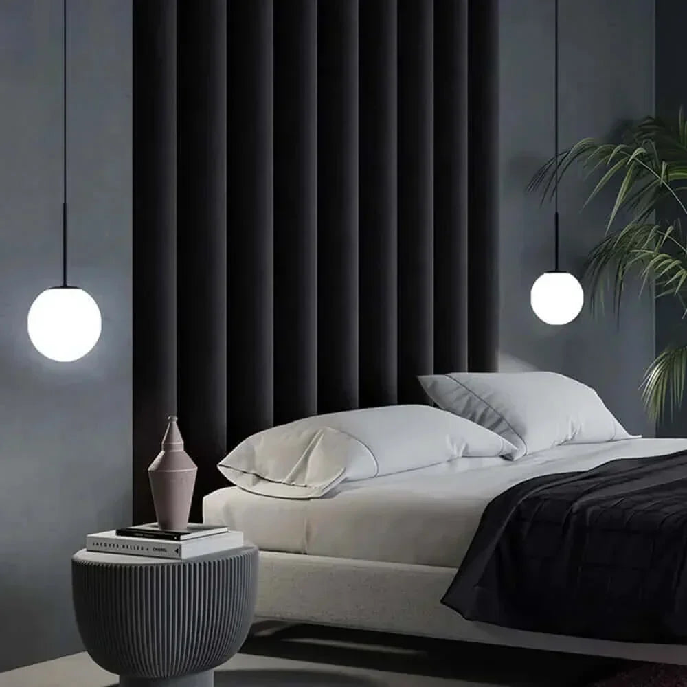 Zeitlose Brehn Glasball-Pendelleuchte. Retro Designlampe für gemütliche Beleuchtung im Schlafzimmer.