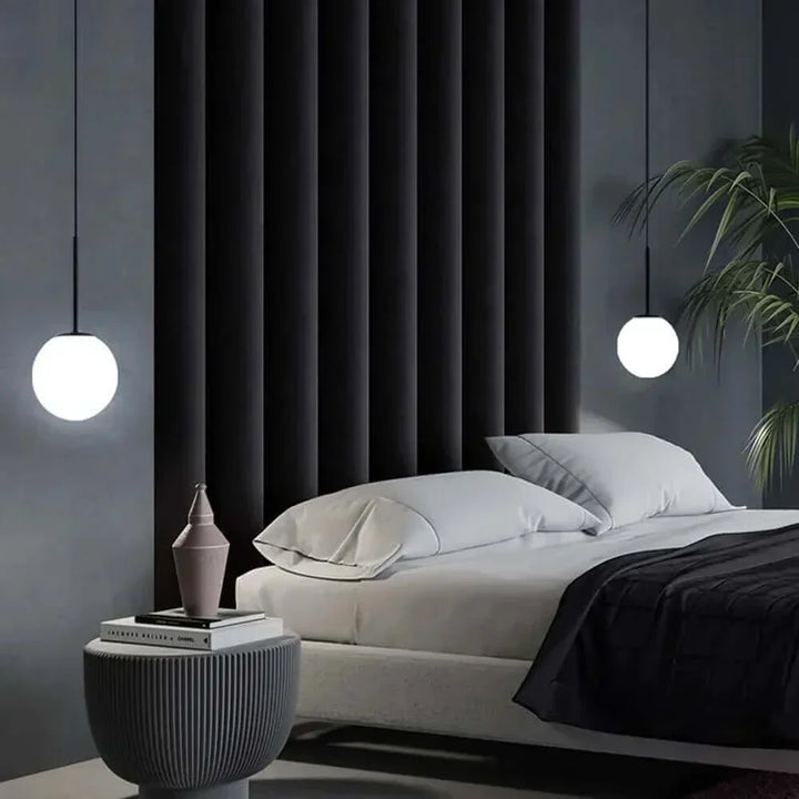 Zeitlose Brehn Glasball-Pendelleuchte. Retro Designlampe für gemütliche Beleuchtung im Schlafzimmer.