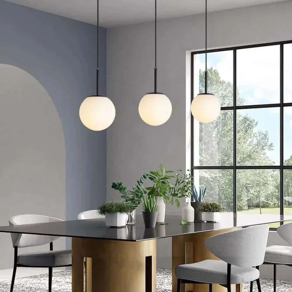 Brehn Mid-Century Design-Pendelleuchte mit klarem Glasball. Elegante Beleuchtung für jeden Raum.