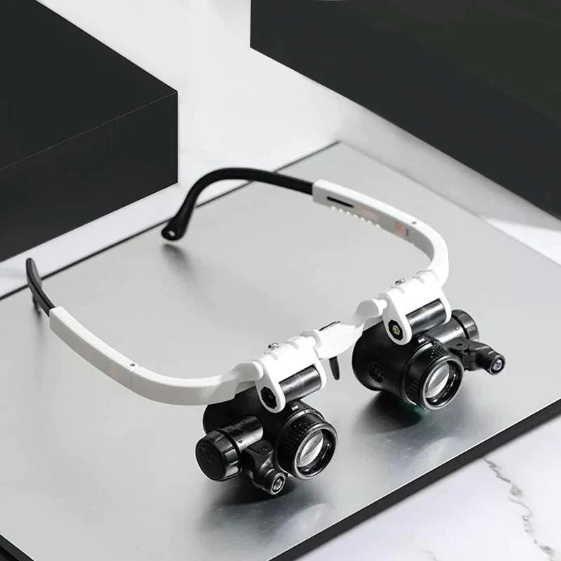 Brillenlupe mit LED Licht für optimale Sicht bei Präzisionsarbeit. Freihand-Lupe für Uhrmacher und Elektronik.