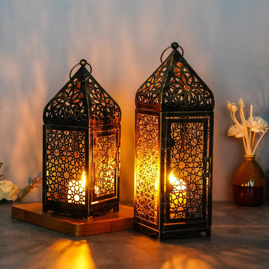 Bronzenes Vintage Windlicht mit Glas für Kerzen, edle orientalische Dekoration & gemütliches Wohnaccessoire.
