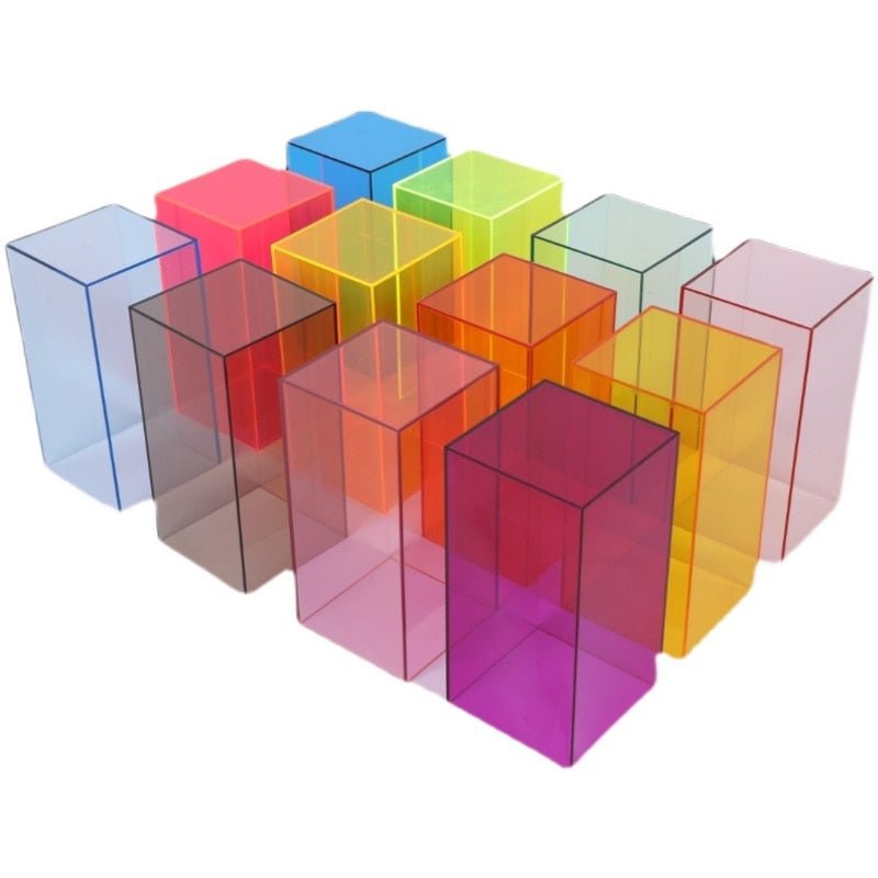 Schutzhülle aus Acryl, bunt, als Display für wertvolle Sammlerstücke.