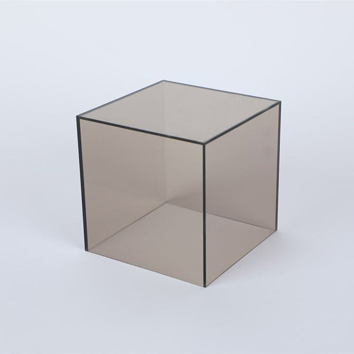 Stapelbare Acrylvitrine, bunt, für modulare Sammlungspräsentation.