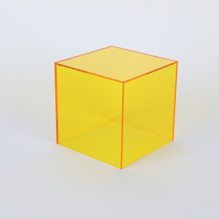 Vielseitige Acryl Aufbewahrungsbox in Regenbogenfarben für Sammler.