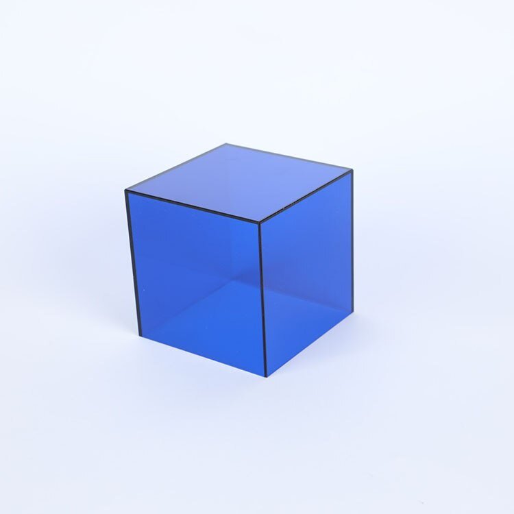 Bunte Acryl-Vitrine zur Organisation und zum Schutz kleiner Sammlerstücke.