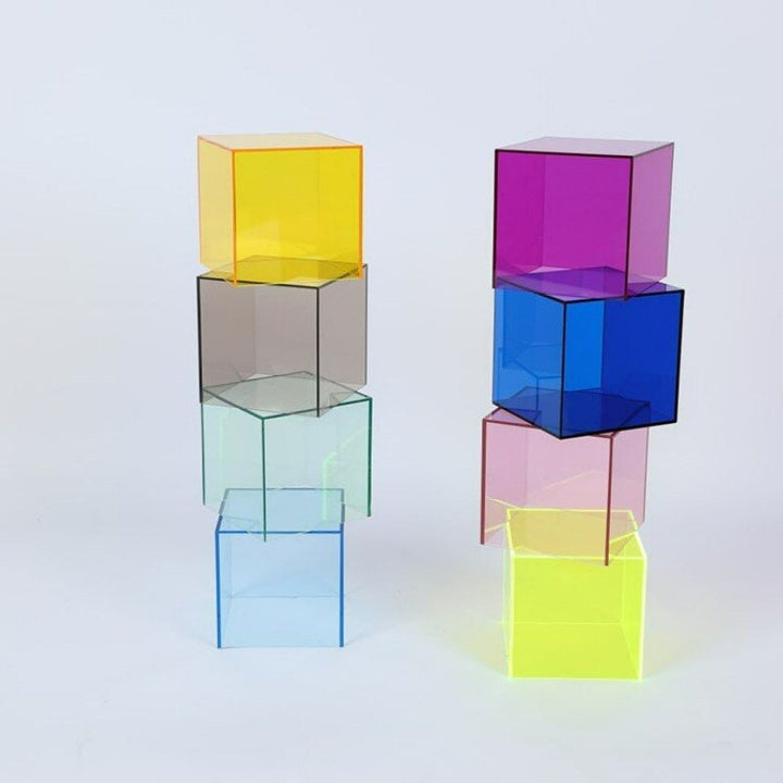 Stylische Acrylbox für Sammlerstücke, bunt gestaltet, als Blickfang in jedem Raum.