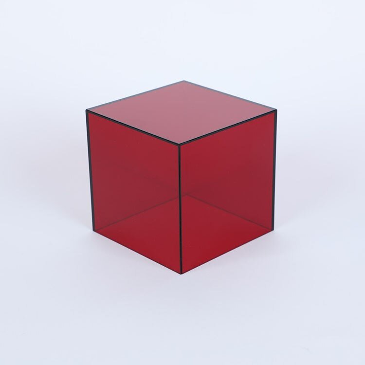 Würfelförmige Acryl-Displaybox, transparent mit farbigen Akzenten, für Miniaturen.