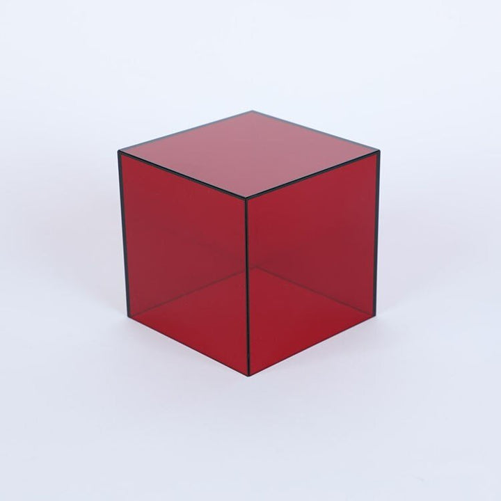 Würfelförmige Acryl-Displaybox, transparent mit farbigen Akzenten, für Miniaturen.