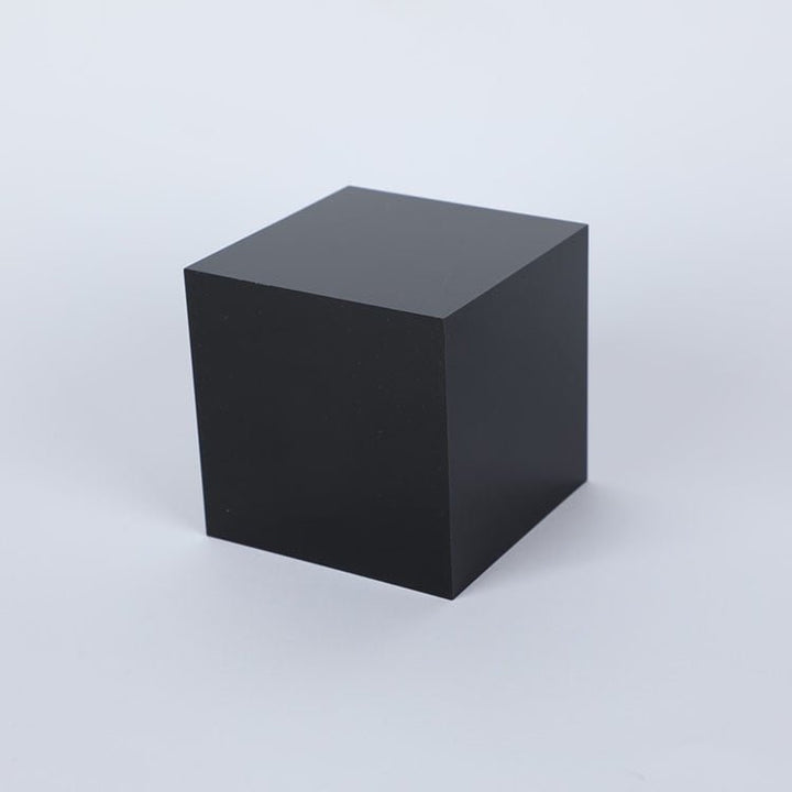 Klare Acryl-Displaybox mit farbigen Elementen, perfekt für kleine Kunstwerke.