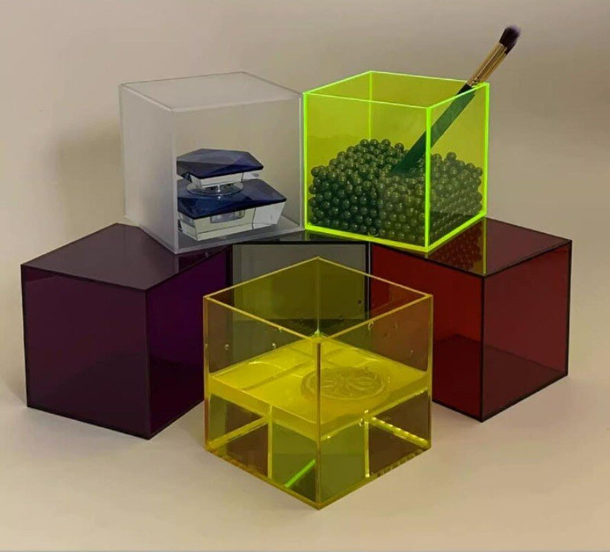 Lebendige Acrylbox, farbenfroh, ideal zur organisierten Präsentation von Sammelobjekten.