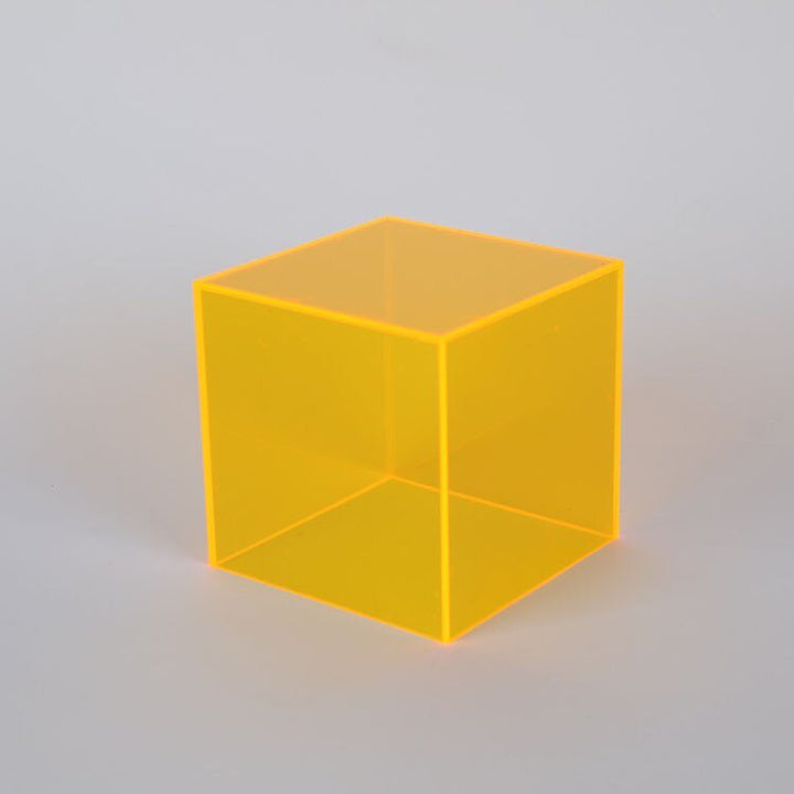 Vielseitige Acryl-Vitrine, farbig, zur Organisation und Dekoration von Regalen.