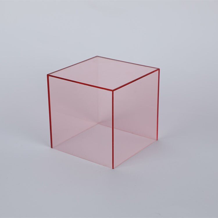 Schicke, bunte Acryl-Vitrine als Aufbewahrungslösung für Heimdekoration.
