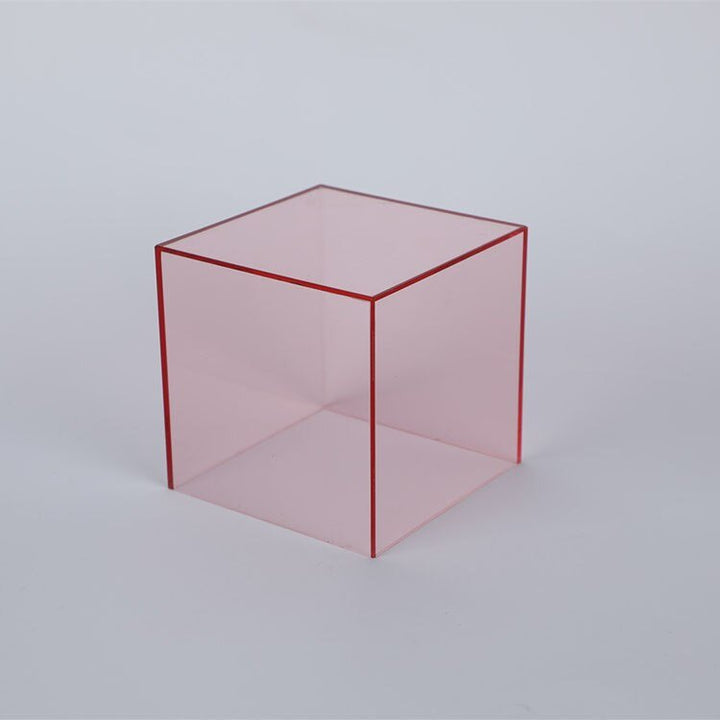 Schicke, bunte Acryl-Vitrine als Aufbewahrungslösung für Heimdekoration.