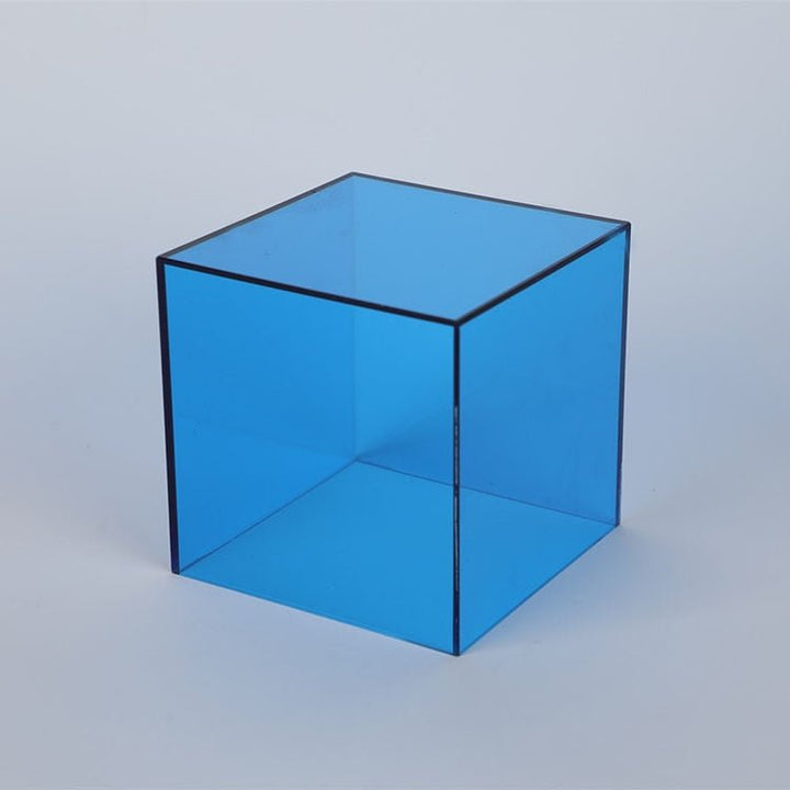 Farbenfrohe Acryl-Displaybox, transparent, zum Schutz und Zeigen von Sammlerstücken.
