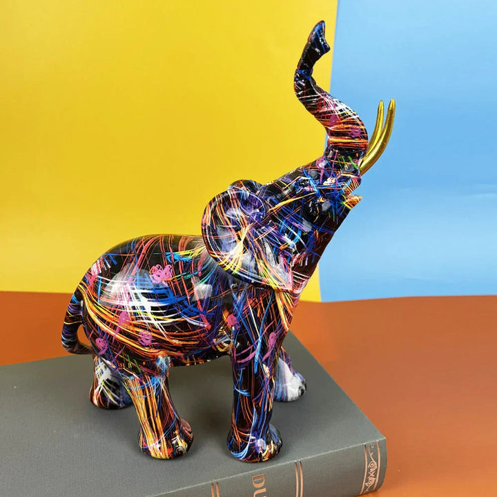 Dekorative bunte Elefantenfigur aus Harz. Lebendige ColorSplash Skulptur als Blickfang für Heimdekoration.