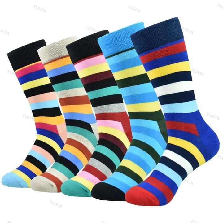 Nahaufnahme: Muster der bunten Herren Socken aus dem 5er-Pack. Hochwertige Herbst Winter Socken.
