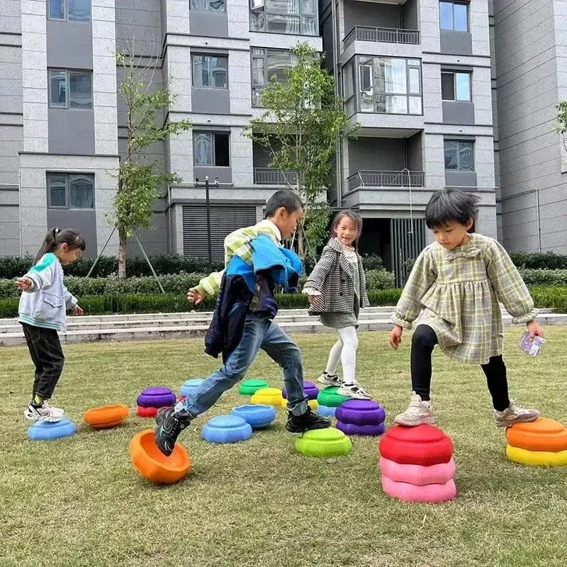 Bunte Kinder Gleichgewichtssteine fördern Motorik, Balance und Koordination bei Kleinkindern.