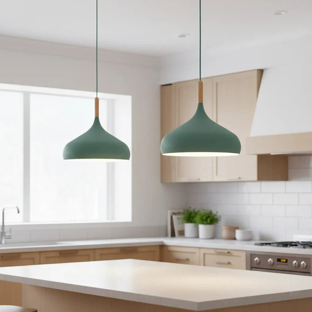 Dekorative, bunte Pendelleuchte im nordischen Stil. Moderne Metalllampe, ideal für minimalistische Wohnzimmerbeleuchtung.