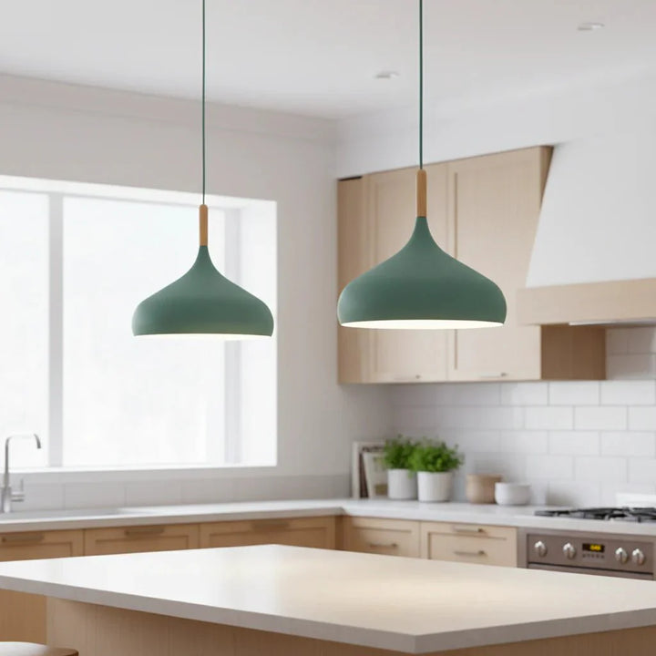 Dekorative, bunte Pendelleuchte im nordischen Stil. Moderne Metalllampe, ideal für minimalistische Wohnzimmerbeleuchtung.