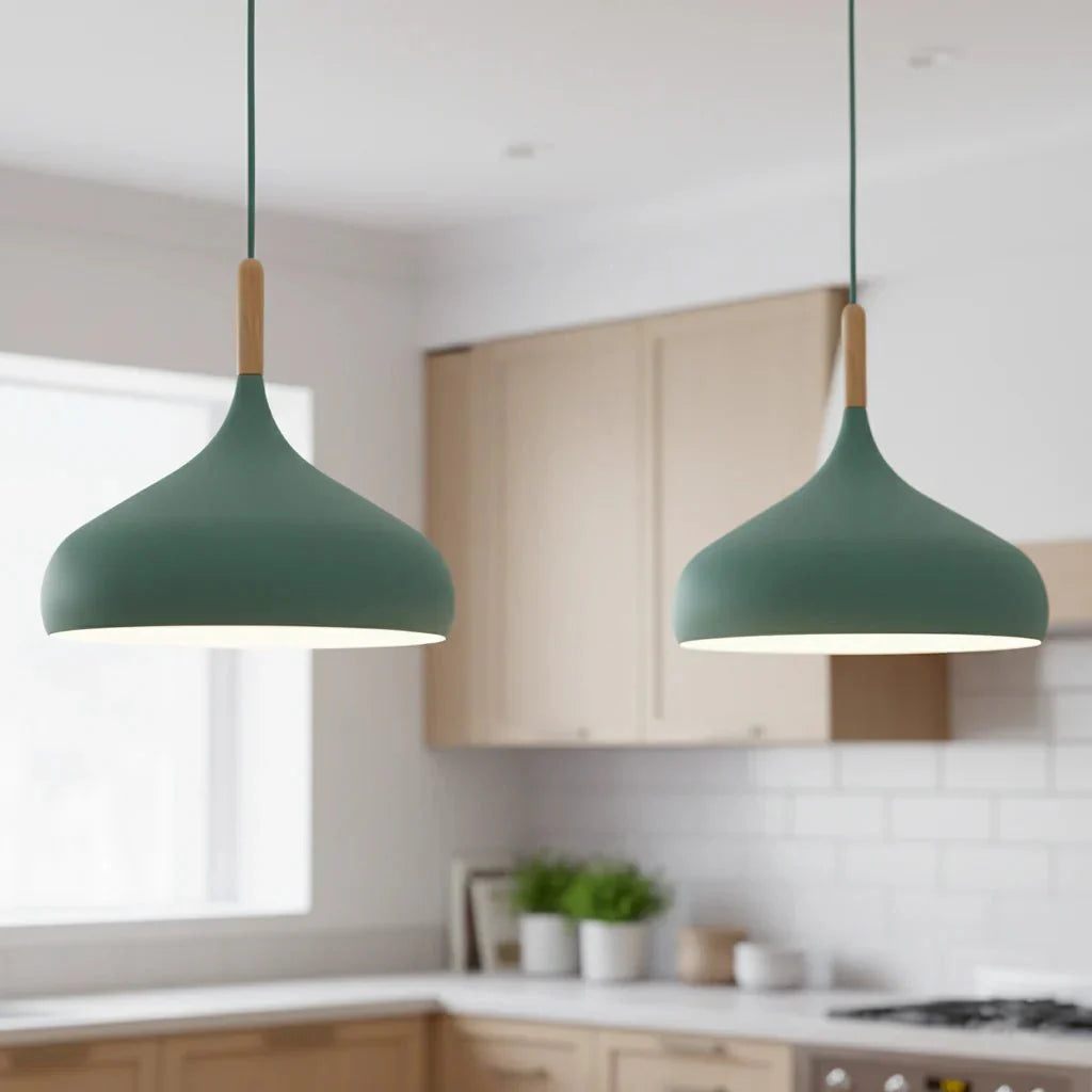 Minimalistische Hängelampe aus Metall. Bunte, nordische Designlampe für Esszimmer oder Küche. Moderne Beleuchtung.