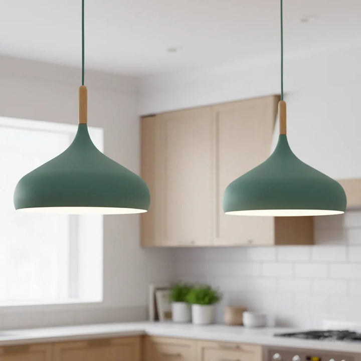 Minimalistische Hängelampe aus Metall. Bunte, nordische Designlampe für Esszimmer oder Küche. Moderne Beleuchtung.