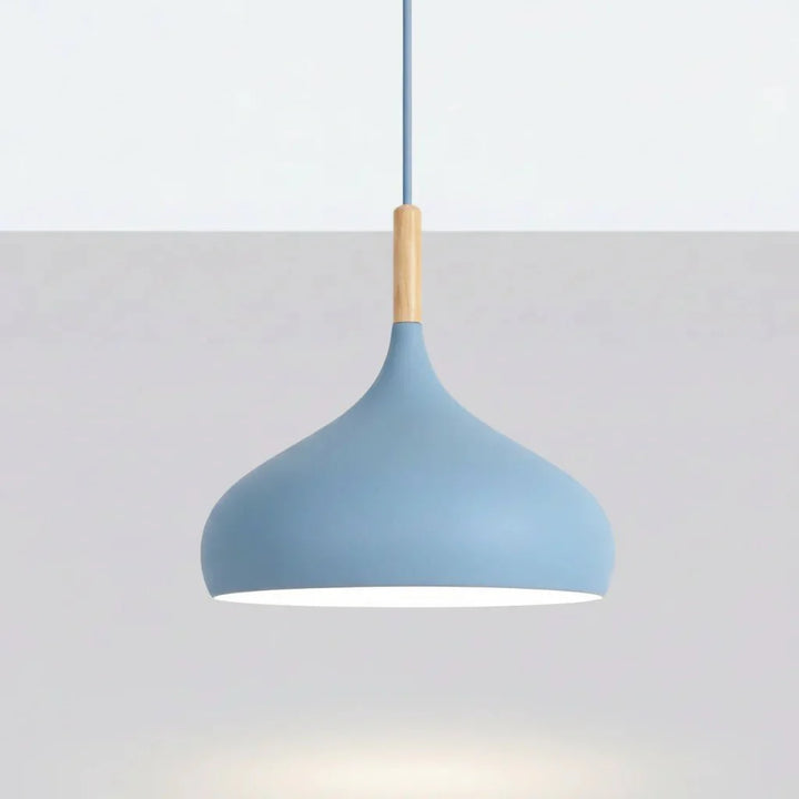 Detail: Bunte nordische Pendelleuchte, minimalistisches Metall-Design, moderne Hängelampe für Esszimmer, Wohnzimmer.