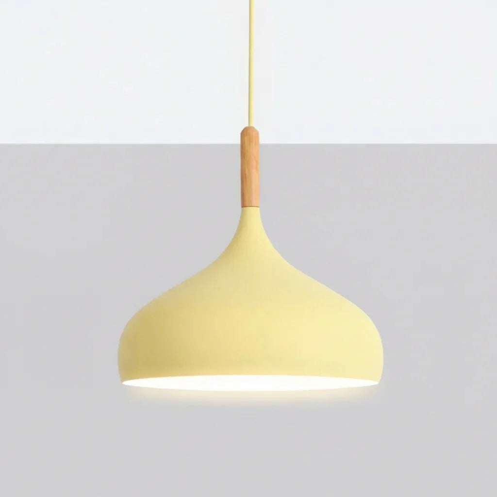 Gruppe bunter nordischer Pendelleuchten, modern & minimalistisch. Stilvolle Hängelampen aus Metall für individuelle Beleuchtung.