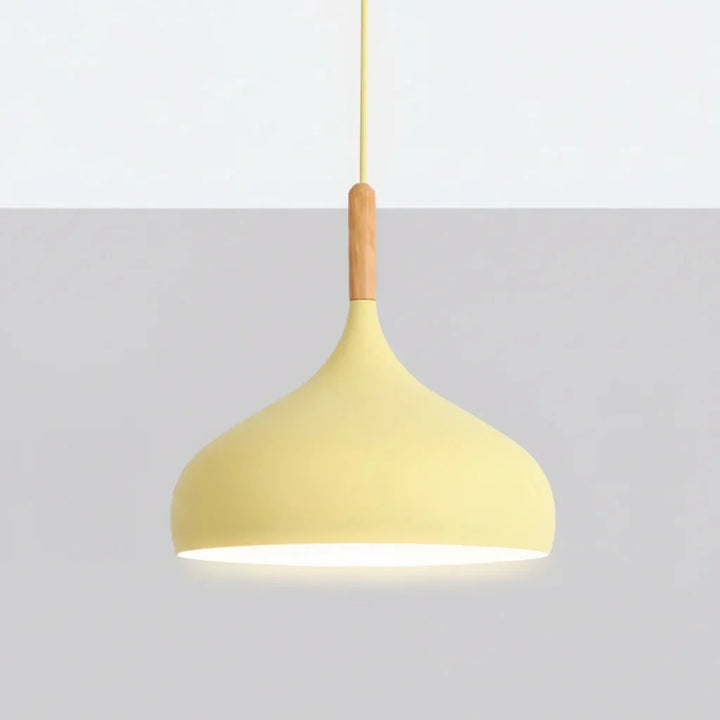 Gruppe bunter nordischer Pendelleuchten, modern & minimalistisch. Stilvolle Hängelampen aus Metall für individuelle Beleuchtung.