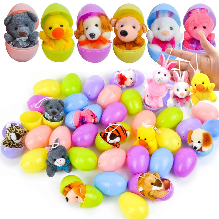 Mehrere bunte Überraschungseier mit Mini-Plüschtieren, bereit für die Ostereiersuche oder als Geschenk.