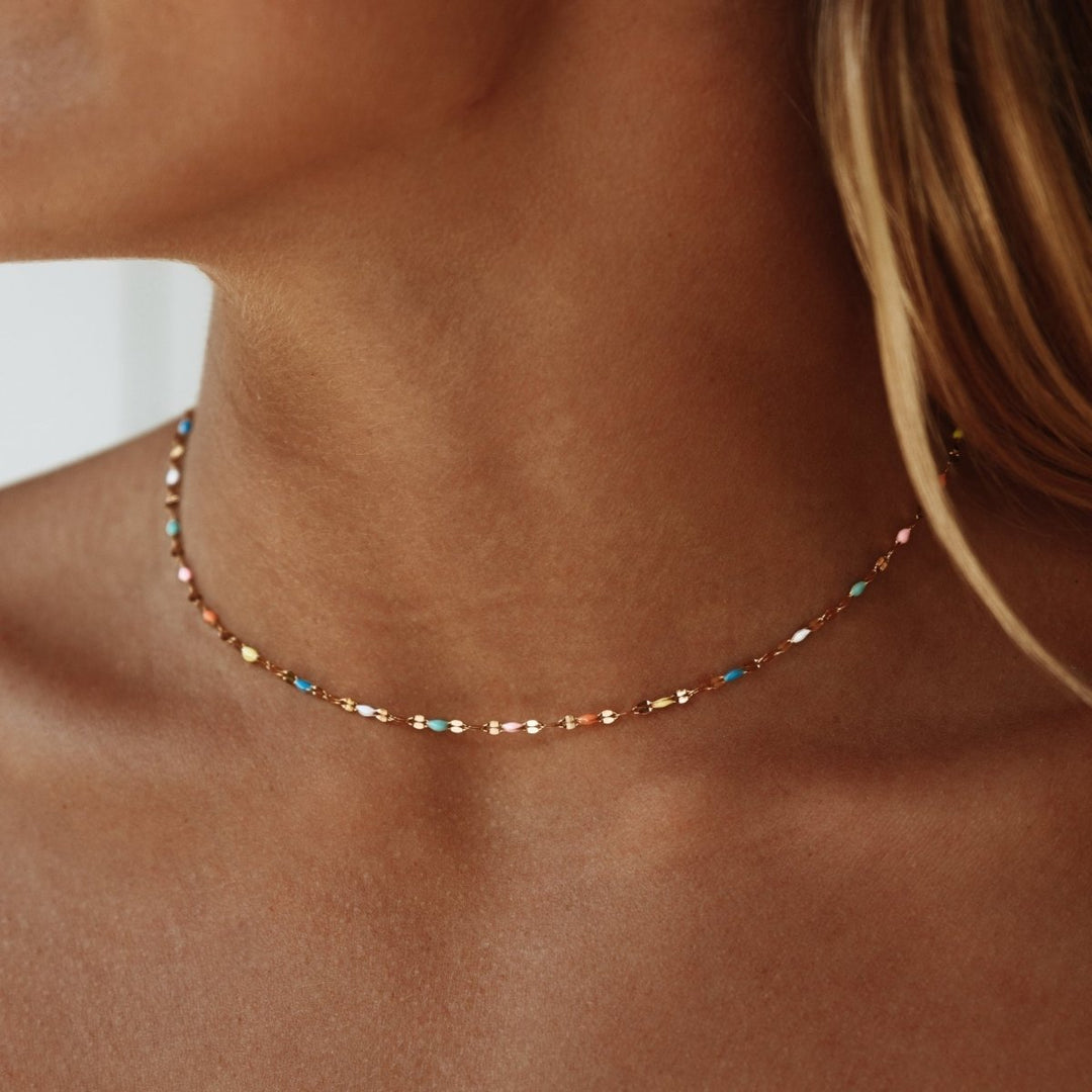 Bunte Regenbogen Choker Halskette für Damen, farbenfrohes Modeschmuck Statement Accessoire für jeden Look.