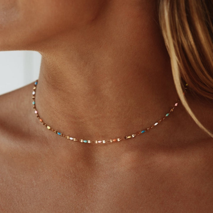 Bunte Regenbogen Choker Halskette für Damen, farbenfrohes Modeschmuck Statement Accessoire für jeden Look.
