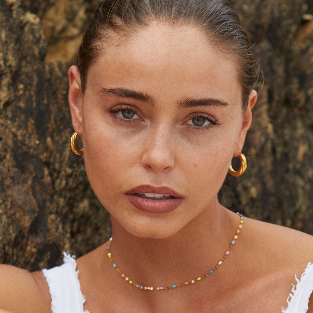Farbenfrohe Statement Choker Halskette im Regenbogen-Design für Damen. Perfekt für Festival und Party Outfits.