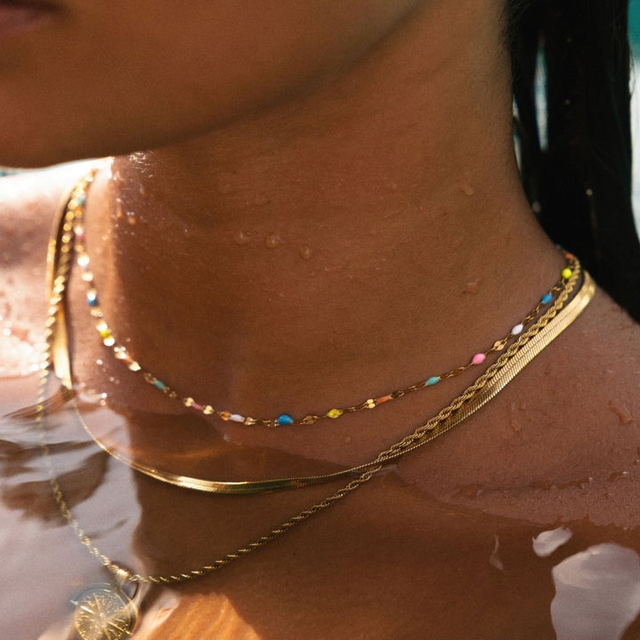 Damen Regenbogen Choker Perlenkette, lebendiger Modeschmuck für einen fröhlichen und trendigen Auftritt.