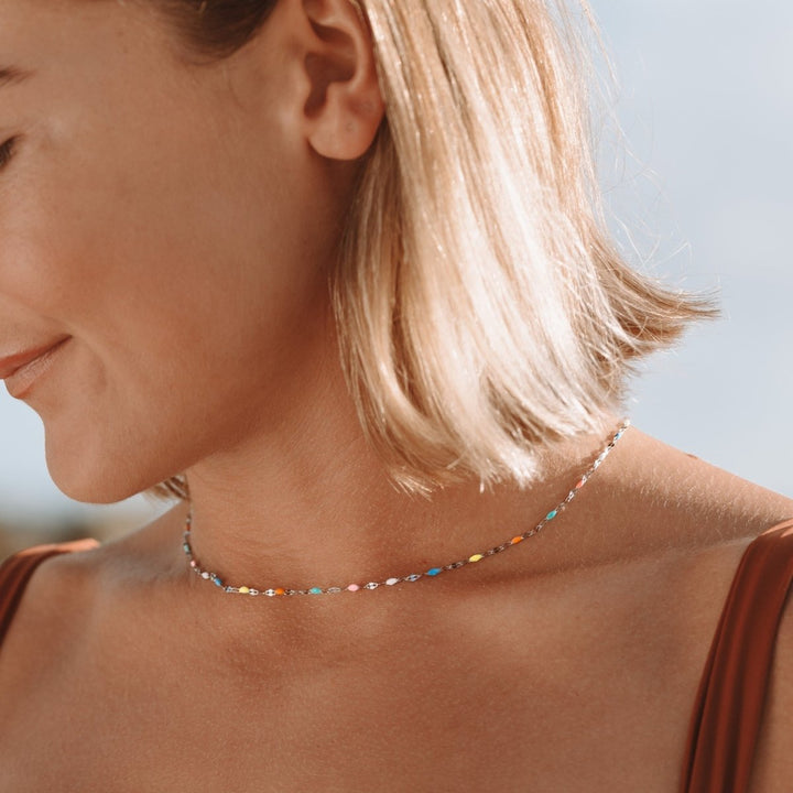 Trendiger Damen Regenbogen Choker, farbenfrohe Halskette als Statement für jede Gelegenheit. Modisches Accessoire.