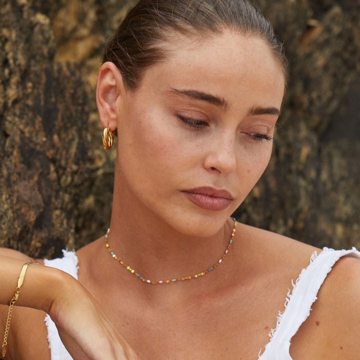 Vielfältige Regenbogen Choker Halsketten für Damen. Farbenfroher Trendschmuck als tolle Geschenkidee.