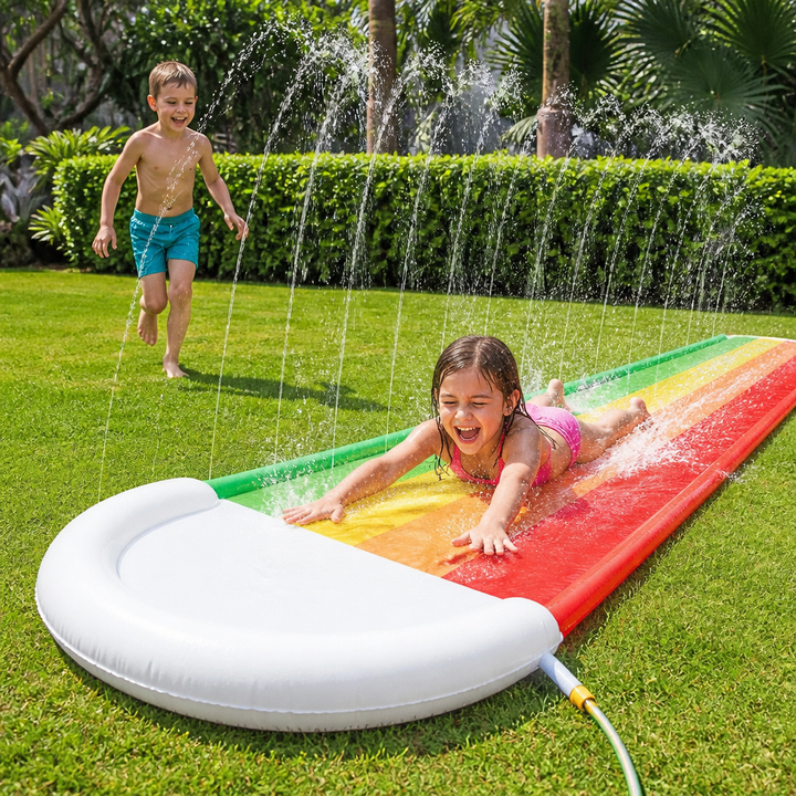 Bunte Regenbogen Wasserrutsche für Kinder, ideal für endlosen Sommerspaß im Garten. Aufblasbares Outdoor-Spielzeug.