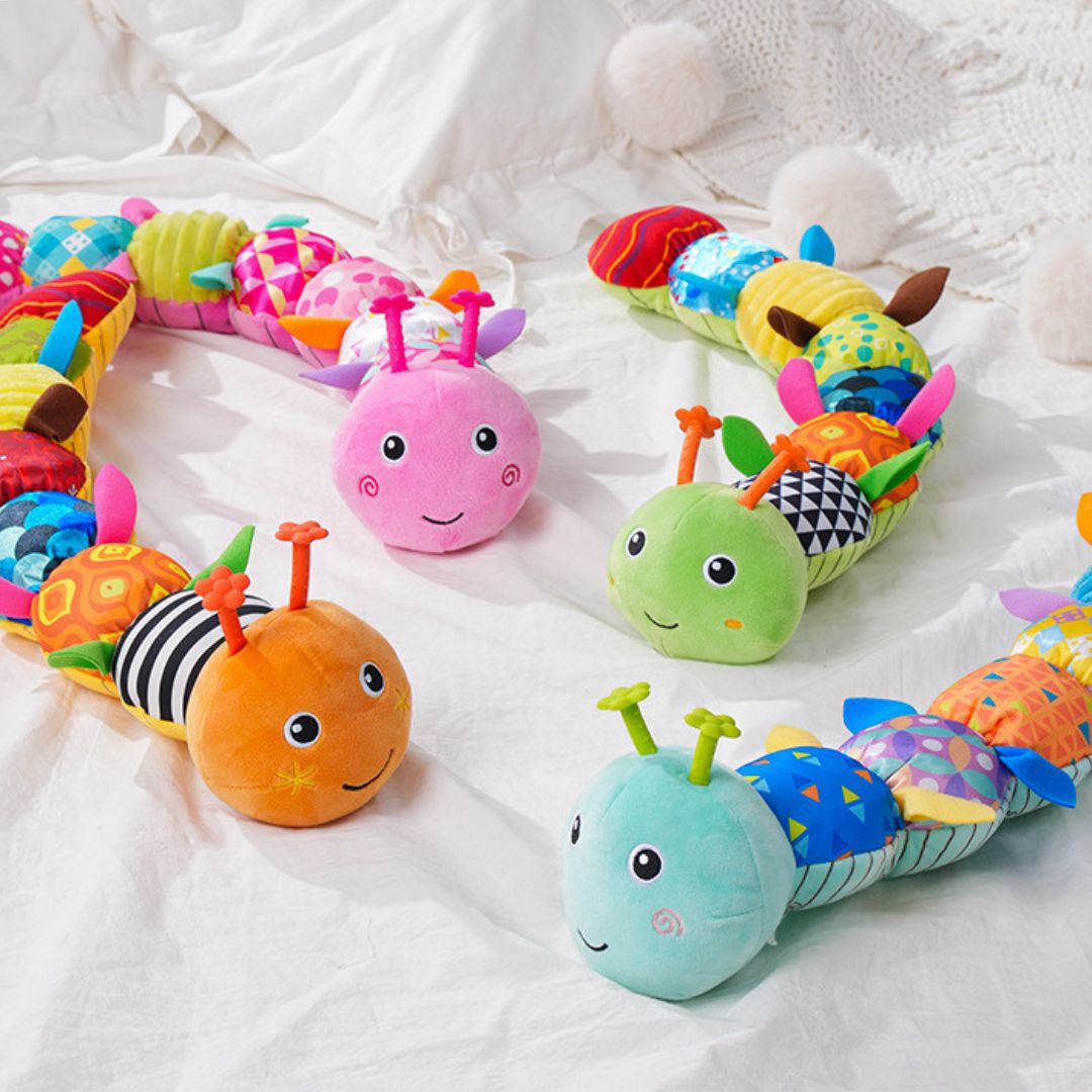 Bunte sensorische Musik Raupe & Rassel für Babys, fördert Motorik und kognitive Entwicklung.