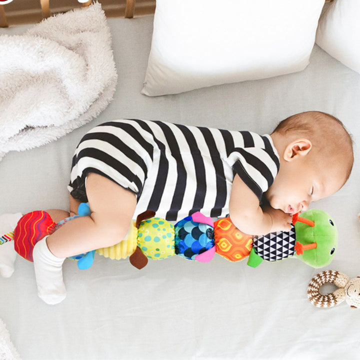Weiche Plüschraupe mit Rassel und Musik für Babys. Ideales sensorisches Babyspielzeug zur Frühförderung.