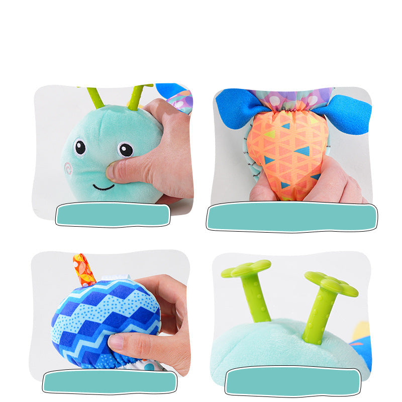 Interaktive Plüschraupe mit Musik und Rassel. Perfektes Babyspielzeug zur Anregung der Sinne.