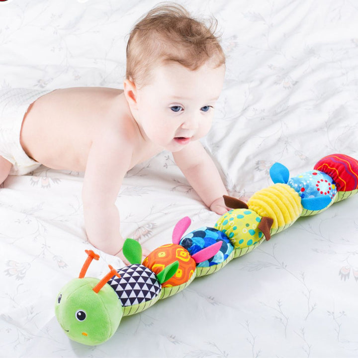 Babyspielzeug Raupe mit vielfältigen sensorischen Elementen, Rassel und Musik für stundenlangen Spielspaß.