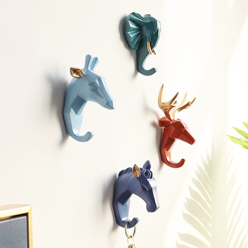 Praktischer Tierkopf Wandhaken im Kinderzimmer, ideal für Rucksäcke, Schals und leichte Jacken. Bunte Dekoration.