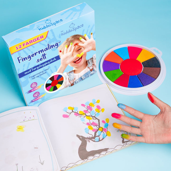 Kleinkind malt fröhlich mit bunten Fingerfarben; sicheres, ungiftiges Kinderspielzeug für kreative Entfaltung.